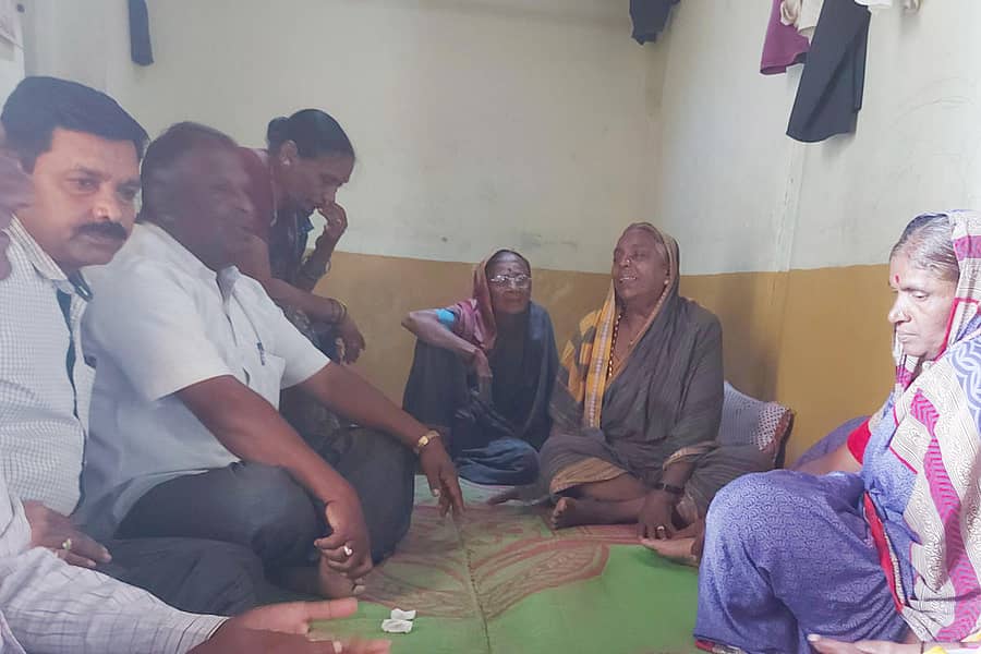 ಬಾದಾಮಿ ಸಮೀಪದ ಬೇಲೂರ ಗ್ರಾಮದಲ್ಲಿ ಮೃತಪಟ್ಟ ಬಿಎಸ್ಎಫ್ ಯೋಧನ ತಾಯಿಗೆ ಗ್ರಾಮಸ್ಥರು ಸಾಂತ್ವನ ಹೇಳಿದರು