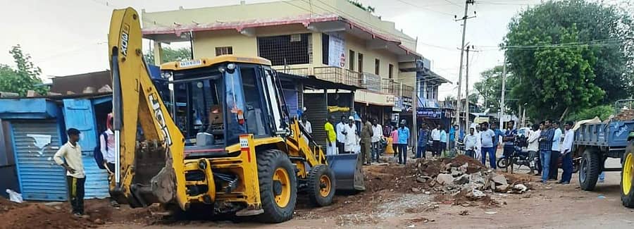 ರಾಂಪುರದಲ್ಲಿ ರಸ್ತೆ ಹಾಗೂ ಫುಟ್ಪಾತ್ ಆಕ್ರಮಣ ತೆರವು ಕಾರ್ಯಾಚರಣೆ ನಡೆಯಿತು
