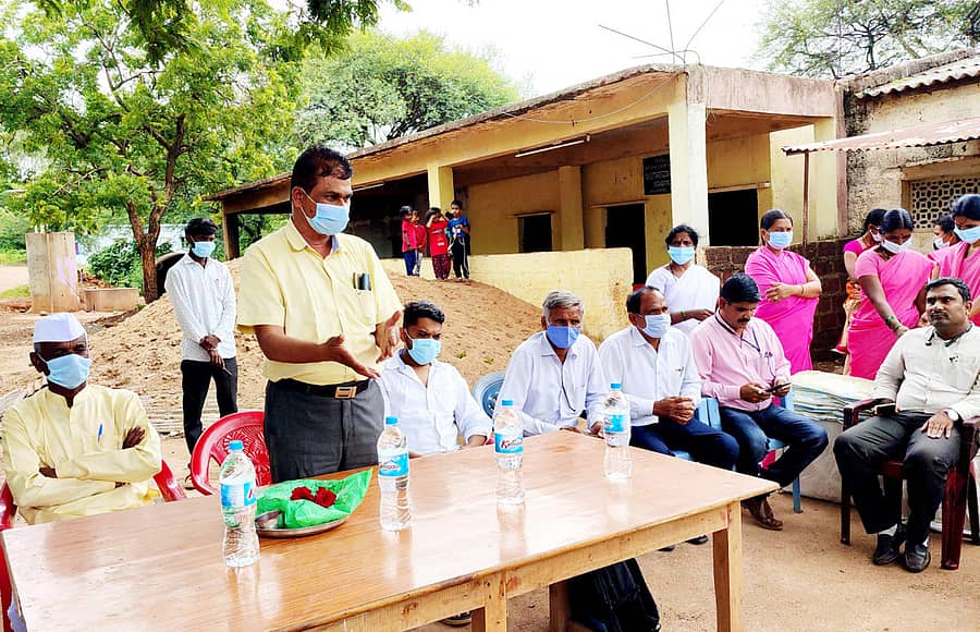 ಬಸವಕಲ್ಯಾಣ ತಾಲ್ಲೂಕಿನ ಜಾಪೂರವಾಡಿಯಲ್ಲಿ ಆರೋಗ್ಯ ಇಲಾಖೆಯಿಂದ ಸೋಮವಾರ ನಡೆದ ಸೊಳ್ಳೆ ಪರದೆ ವಿತರಣಾ ಕಾರ್ಯಕ್ರಮದಲ್ಲಿ ಇಲಾಖೆಯ ಡಿಎಂಒ ಡಾ.ಸಂಜೀವಕುಮಾರ ಪಾಟೀಲ ಮಾತನಾಡಿದರು