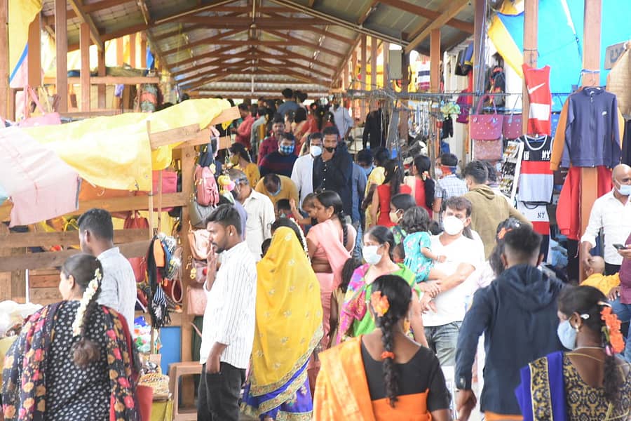 ವರ್ಷದ ಕೊನೆಯ ಆಷಾಢ ಮಂಗಳವಾರ ಹಾಗೂ ಚಾಮುಂಡಿಬೆಟ್ಟ ಗ್ರಾಮದ ಊರಬ್ಬದ ಪ್ರಯುಕ್ತ ಬೆಟ್ಟದ ಚಾಮುಂಡೇಶ್ವರಿ ದೇಗುಲದಲ್ಲಿ ಹೆಚ್ಚಿನ ಸಂಖ್ಯೆಯಲ್ಲಿ ಜನರು ಸೇರಿದ್ದರು