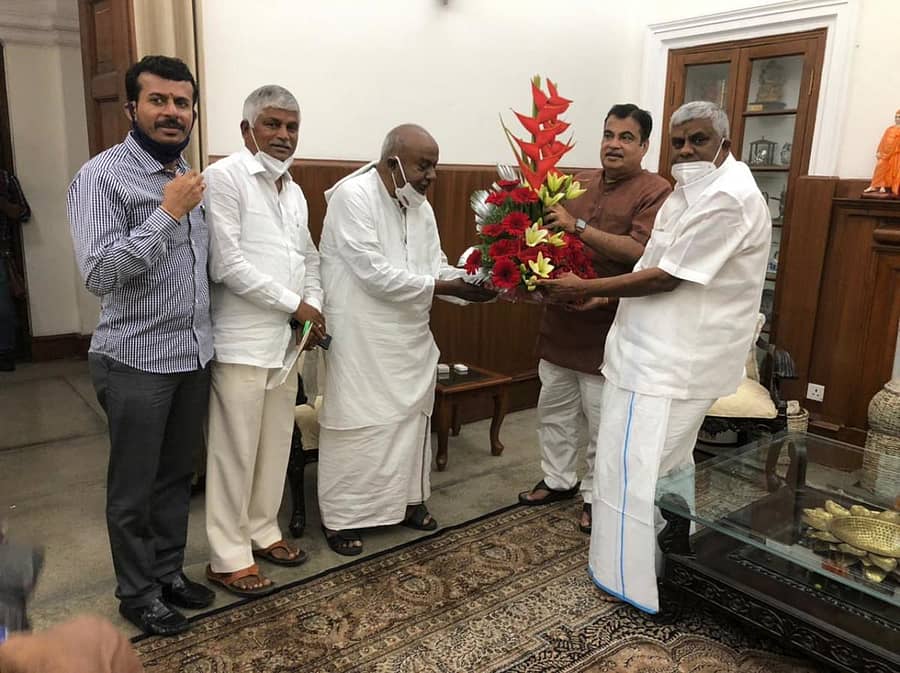 ಕೇಂದ್ರ ಸಚಿವ ನಿತಿನ್ ಗಡ್ಕರಿ ಅವರನ್ನು ಭೇಟಿ ಮಾಡಿದ ಜೆಡಿಎಸ್ ರಾಷ್ಟ್ರೀಯ ಅಧ್ಯಕ್ಷ ಎಚ್.ಡಿ.ದೇವೇಗೌಡ. ಶಾಸಕರಾದ ಎಚ್.ಎಂ. ರಮೇಶ್ಗೌಡ, ಸಿ.ಎಸ್. ಪುಟ್ಟರಾಜು ಮತ್ತು ಎಚ್.ಡಿ.ರೇವಣ್ಣ ಇದ್ದರು.