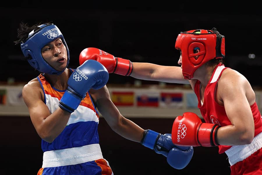 ಭಾರತದ ಲವ್ಲಿನಾ ಮತ್ತು ಟರ್ಕಿಯ ಸುರ್ಮೆನೆಲಿ (ಕೆಂಪು ಪೋಷಾಕು) ಪೈಪೋಟಿ ನಡೆಸಿದ ರೀತಿ –ಎಎಫ್ಪಿ ಚಿತ್ರ