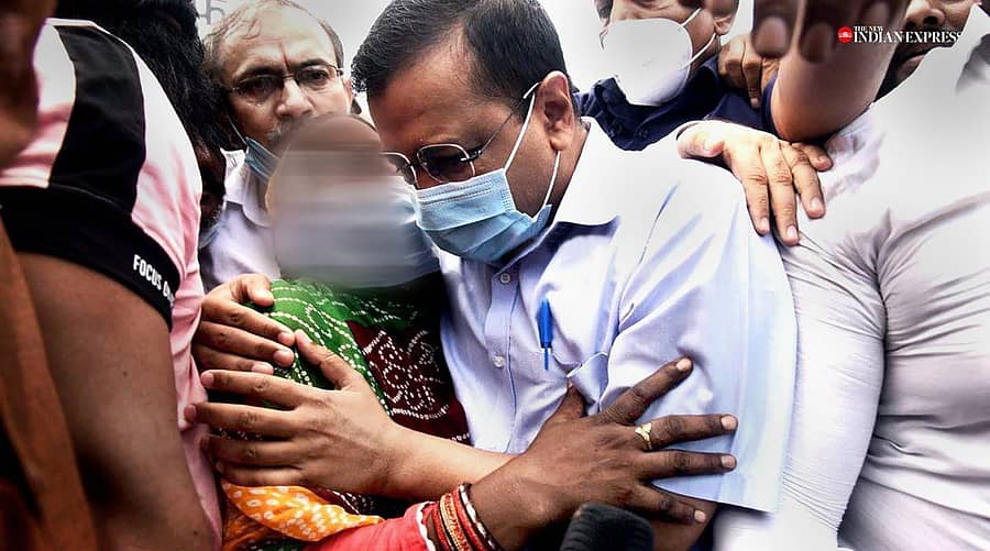 ನೈರುತ್ಯ ದೆಹಲಿಯಲ್ಲಿರುವ ಸಂತ್ರಸ್ತ ಬಾಲಕಿಯ ಪೋಷಕರನ್ನು ಬುಧವಾರ ಭೇಟಿಯಾಗಿ ಸಾಂತ್ವನ ಹೇಳಿದ ದೆಹಲಿ ಮುಖ್ಯಮಂತ್ರಿ ಅರವಿಂದ ಕೇಜ್ರಿವಾಲ್‌