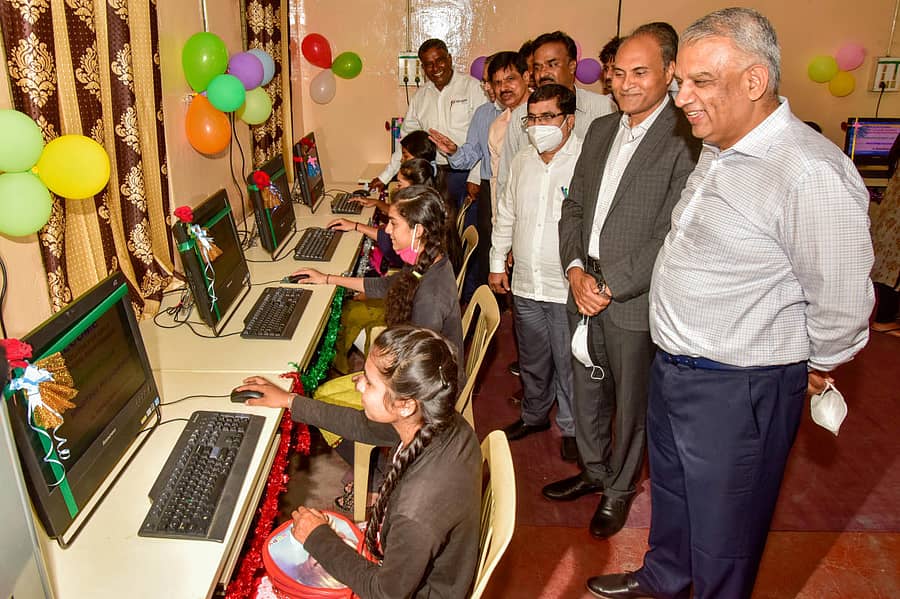 ಕಾಲೇಜಿನಲ್ಲಿ ನೂತನ ಕಂಪ್ಯೂಟರ್ ಪ್ರಯೋಗಾಲಯದಲ್ಲಿ ವಿದ್ಯಾರ್ಥಿಗಳು ಕಲಿಕೆಯಲ್ಲಿ ನಿರತರಾಗಿರುವುದನ್ನು ರಘುರಾಮ್ ಕೋಟೆ, ದಯಾಪಾತ್ರ ನವಾಟಿಯಾ, ರಾಜಕುಮಾರ್ ಬಿ.ಎಂ., ಉಪನ್ಯಾಸಕ ವೆಂಕಟೇಶ್ ಗೌಡ, ಜಿ. ನಾಗಣ್ಣ, ಅಬ್ರಾಹಂ ಮೋಸೆಸ್ ವೀಕ್ಷಿಸಿದರು – ಪ್ರಜಾವಾಣಿ ಚಿತ್ರ