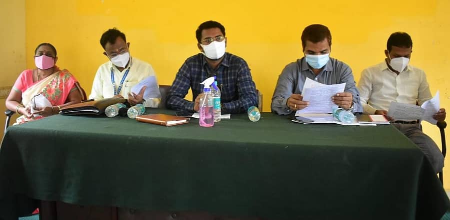 ಹೊಸಪೇಟೆಯಲ್ಲಿ ಬುಧವಾರ ನಡೆದ ಸ್ವಾತಂತ್ರ್ಯ ದಿನಾಚರಣೆ ಪೂರ್ವಭಾವಿ ಸಭೆಯಲ್ಲಿ ಉಪವಿಭಾಗಾಧಿಕಾರಿ ಸಿದ್ದರಾಮೇಶ್ವರ (ಮಧ್ಯದಲ್ಲಿರುವವರು) ಮಾತನಾಡಿದರು