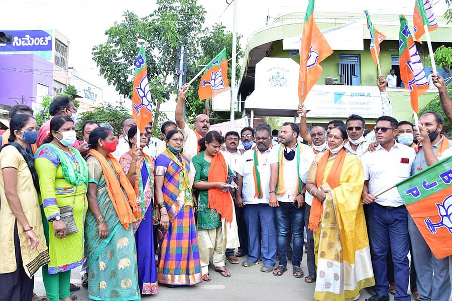 ಚಿಕ್ಕಬಳ್ಳಾಪುರದ ಬಲಮುರಿ ವೃತ್ತದಲ್ಲಿ ಬಿಜೆಪಿ ಕಾರ್ಯಕರ್ತರು ಸಂಭ್ರಮ ಆಚರಿಸಿದರು