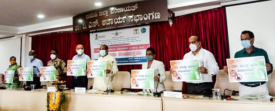 ಜಿಲ್ಲಾ ಪಂಚಾಯಿತಿ ಸಭಾಂಗಣದಲ್ಲಿ ಮಂಗಳವಾರ ನಡೆದ ನಶಾ ಮುಕ್ತ ಭಾರತ ಅಭಿಯಾನದಲ್ಲಿ ಜಾಗೃತಿ ಪೋಸ್ಟರ್ಗಳನ್ನು ಬಿಡುಗಡೆಗೊಳಿಸಲಾಯಿತು.