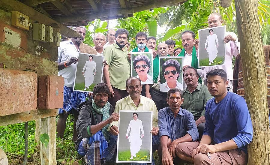 ವಿದ್ಯುತ್ ಖಾಸಗೀಕರಣ ಖಂಡಿಸಿ ಭೂಮಿ ಹಕ್ಕು ಹೋರಾಟಗಾರರು ಶಿರಸಿ ತಾಲ್ಲೂಕಿನ ಕಂಡ್ರಾಜಿಯಲ್ಲಿ ಮಾಜಿ ಮುಖ್ಯಮಂತ್ರಿ ಎಸ್.ಬಂಗಾರಪ್ಪ ಅವರ ಭಾವಚಿತ್ರ ಪ್ರದರ್ಶಿಸಿ ಪ್ರತಿಭಟನೆ ನಡೆಸಿದರು