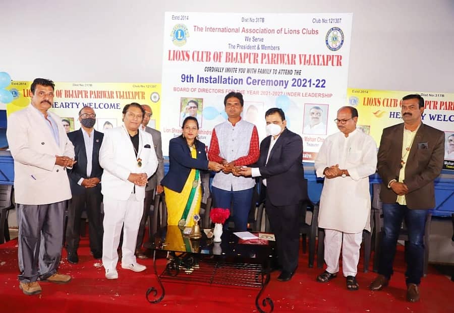 ಲಯನ್ಸ್ ಕ್ಲಬ್ ಬಿಜಾಪುರ ಪರಿವಾರದ ನೂತನ ಅಧ್ಯಕ್ಷರಾಗಿ ತುಳಿಸಿಗಿರೀಶ ಹೃದ್ರೋಗ ಮತ್ತು ಮಧುಮೇಹ ಆಸ್ಪತ್ರೆಯ ಮುಖ್ಯಸ್ಥ ಡಾ.ಬಾಬು ರಾಜೇಂದ್ರ ನಾಯಕ್ ಪದಗ್ರಹಣ ಮಾಡಿದರು 