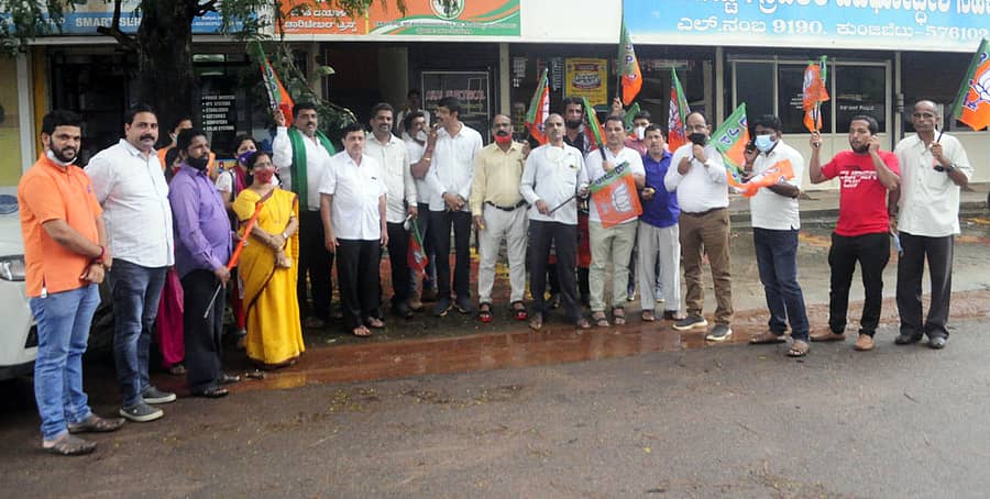 ಕೋಟ ಶ್ರೀನಿವಾಸ ಪೂಜಾರಿ ಹಾಗೂ ಸುನಿಲ್ ಕುಮಾರ್ ಸಚಿವರಾದ ಬೆನ್ನಲ್ಲೇ ಬುಧವಾರ ಜಿಲ್ಲಾ ಬಿಜೆಪಿ ಕಚೇರಿ ಎದುರು ಕಾರ್ಯಕರ್ತರು ಸಂಭ್ರಮಾಚರಣೆ ಮಾಡಿದರು.