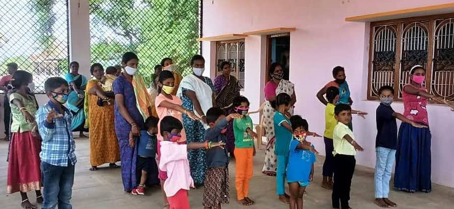 ಕೋಲಾರ ತಾಲ್ಲೂಕಿನ ಅರಹಳ್ಳಿಯಲ್ಲಿ ಇತ್ತೀಚೆಗೆ ನಡೆದ ಸ್ವಚ್ಛ ಪಾಕ್ಷಿಕ ಕಾರ್ಯಕ್ರಮದಲ್ಲಿ ಮಕ್ಕಳು ಸ್ವಚ್ಛತೆಯ ಪ್ರತಿಜ್ಞಾವಿಧಿ ಸ್ವೀಕರಿಸಿದರು