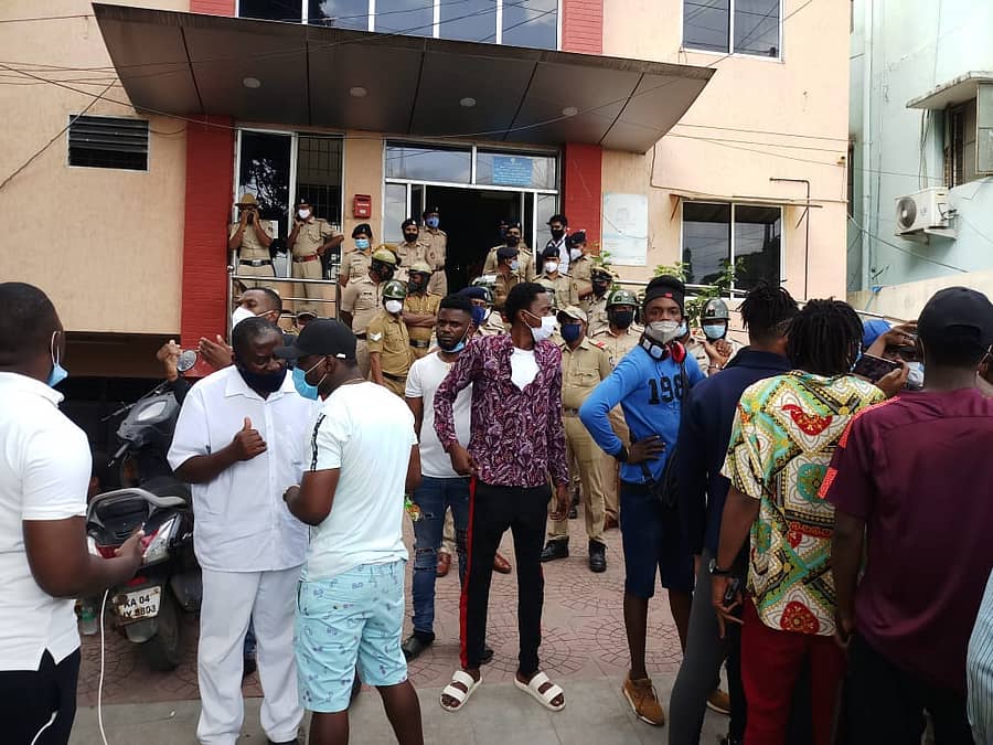 ಜೆ.ಸಿ.ನಗರ ಠಾಣೆ ಎದುರು ಕೆಲ ಆಫ್ರಿಕಾ ಪ್ರಜೆಗಳು ಸೋಮವಾರ ಸಂಜೆ ಪ್ರತಿಭಟನೆ ನಡೆಸಿದರು.