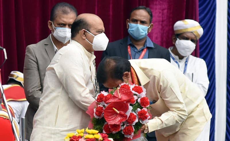 ಬೆಂಗಳೂರಿನ ರಾಜಭವನದಲ್ಲಿ ಬುಧವಾರ ನೂತನ ಸಚಿವರಾಗಿ ಪ್ರಮಾಣ ವಚನ ಸ್ವೀಕರಿಸಿದ ಮುನಿರತ್ನ ಅವರು ಮುಖ್ಯಮಂತ್ರಿ ಬಸವರಾಜ ಬೊಮ್ಮಾಯಿ ಅವರ ಕಾಲಿಗೆ ನಮಸ್ಕರಿಸಿದರು -– ಪ್ರಜಾವಾಣಿ ಚಿತ್ರ