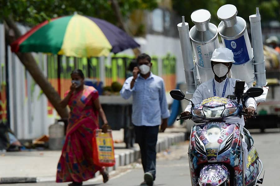 ಕೋವಿಡ್–19 ಲಸಿಕೆ ಜಾಗೃತಿ ಮೂಡಿಸುವ ಪ್ರಯತ್ನ; ಚೆನ್ನೈನಲ್ಲಿ ಲಸಿಕೆಗಳ ಮಾದರಿಯನ್ನು ಸ್ಕೂಟರ್ನಲ್ಲಿ ಹೊತ್ತು ಸಾಗುತ್ತಿರುವುದು.