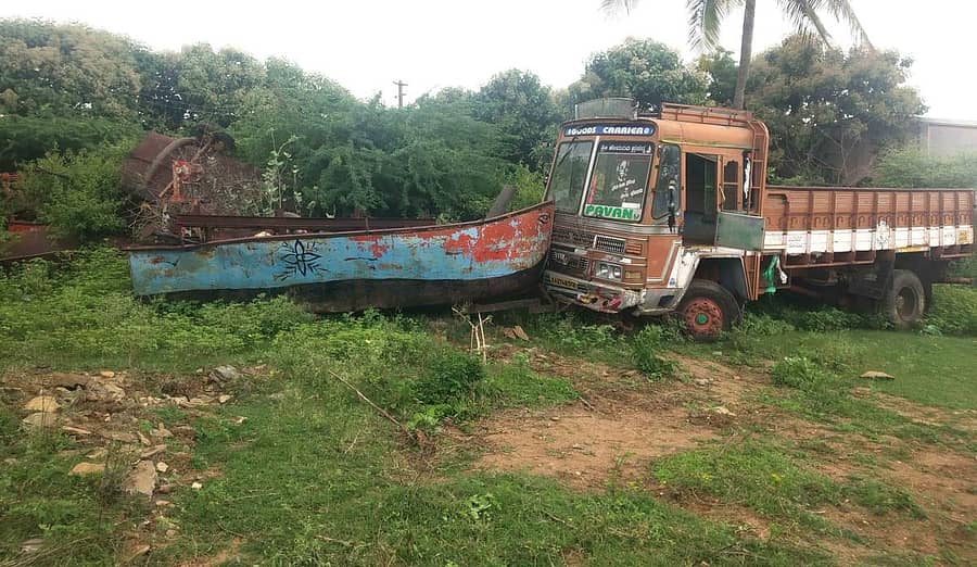 ವಸತಿಗೃಹಗಳ ಆವರಣದಲ್ಲಿ ಕಬ್ಬಿಣದ ತೆಪ್ಪ ಮತ್ತು ಜಪ್ತಿ ಮಾಡಿರುವ ವಾಹನ ನಿಲ್ಲಿಸಿರುವ ದೃಶ್ಯ