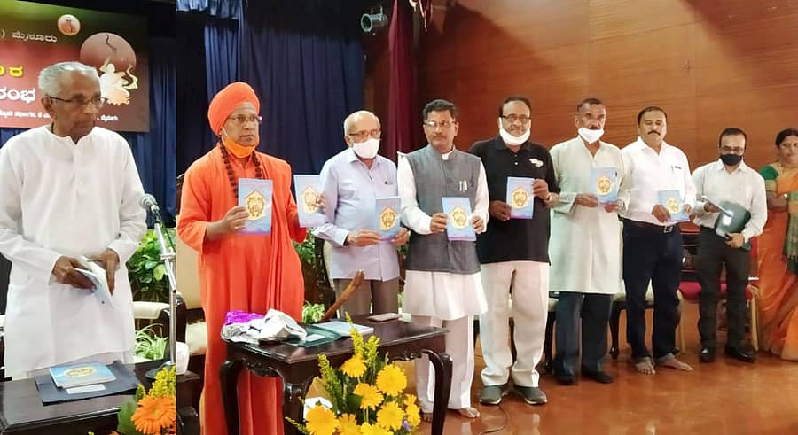 ಮೈಸೂರಿನ ಜಿಎಸ್ಎಸ್ ಕಾಲೇಜಿನಲ್ಲಿ ನಡೆದ ಗೊರುಚ ಪ್ರಶಸ್ತಿ ಪ್ರದಾನ ಸಮಾರಂಭದಲ್ಲಿ ಕೊಪ್ಪಳ ಜಿಲ್ಲಾ ಶರಣ ಸಾಹಿತ್ಯ ಪರಿಷತ್ ಅಧ್ಯಕ್ಷ, ಸಾಹಿತಿ ಜಿ.ಎಸ್.ಗೋನಾಳ ಅವರ 'ಸಂಸಾರದಲ್ಲಿ ಸಾಮರಸ್ಯ' ಕೃತಿಯನ್ನು ಗದುಗಿನ ತೋಂಟದಾರ್ಯಮಠದ ಡಾ.ತೋಂಟದ ಸಿದ್ಧರಾಮ ಸ್ವಾಮೀಜಿ ಬಿಡುಗಡೆ ಮಾಡಿದರು. ಹಿರಿಯ ಸಾಹಿತಿ ಡಾ.ಗೊರುಚ ಮುಂತಾದವರು ಇದ್ದರು