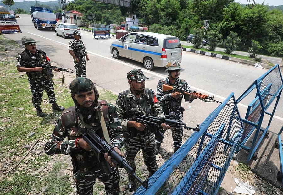 ವಿಶೇಷ ಸ್ಥಾನಮಾನ ರದ್ದತಿಯ ಎರಡನೇ ವರ್ಷಾಚರಣೆ ಮುನ್ನಾದಿನವಾದ ಬುಧವಾರ, ಜಮ್ಮು ಕಾಶ್ಮೀರ ರಾಷ್ಟ್ರೀಯ ಹೆದ್ದಾರಿಯಲ್ಲಿ ಭದ್ರತಾ ಪಡೆಗಳ ಕಣ್ಗಾವಲು ಹೆಚ್ಚಿಸಲಾಗಿತ್ತು –ಪಿಟಿಐ ಚಿತ್ರ