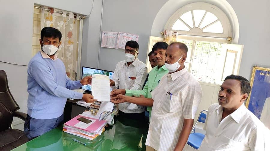 ಚಿಂತಾಮಣಿಯಲ್ಲಿ ಶಿಕ್ಷಕರ ಸಮಸ್ಯೆಗಳನ್ನು ಪರಿಹರಿಸುವಂತೆ ಒತ್ತಾಯಿಸಿ ಸರ್ಕಾರಿ ನೌಕರರ ಸಂಘದ ತಾಲ್ಲೂಕು ಘಟಕದ ಅಧ್ಯಕ್ಷ ಬಿ.ಜನಾರ್ದನ ರೆಡ್ಡಿ ನೇತೃತ್ವದಲ್ಲಿ ಕ್ಷೇತ್ರ ಶಿಕ್ಷಣಾಧಿಕಾರಿಗೆ ಮನವಿ ಸಲ್ಲಿಸಲಾಯಿತು