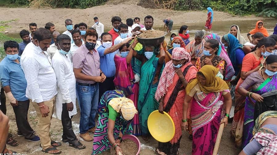 ಮುದೇನೂರು ಗ್ರಾಮದಲ್ಲಿ ‘ಮಹಿಳಾ ಕಾಯಕೋತ್ಸವ’ಕ್ಕೆ ತಾ.ಪಂ ಇಒ ಡಾ.ಜಯರಾಮ ಚವ್ಹಾಣ ಚಾಲನೆ ನೀಡಿದರು