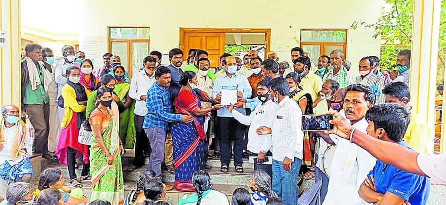 ಗುಡಿಬಂಡೆ ತಾಲ್ಲೂಕು ಕಚೇರಿ ಮುಂದೆ ಜೀವಿಕ ಸಂಘಟನೆಯ ಕಾರ್ಯಕರ್ತರು ಪ್ರತಿಭಟನೆ ನಡೆಸಿ ತಹಶೀಲ್ದಾರ್ ಸಿಗ್ಬತುಲ್ಲ ಅವರಿಗೆ ಮನವಿ ಸಲ್ಲಿಸಿದರು