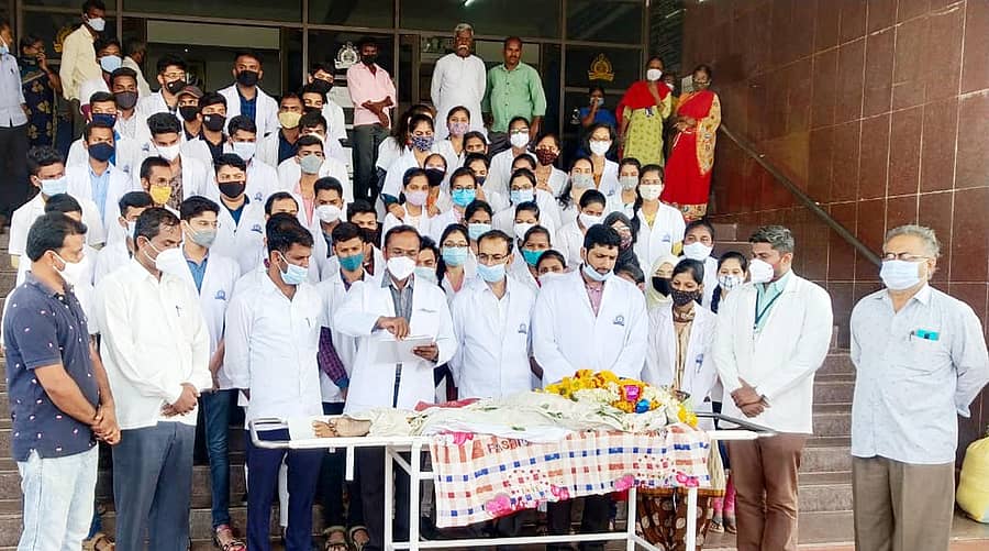 ರೋಣ ನಗರದ ರಾಜೀವಗಾಂಧಿ ವೈದ್ಯಕೀಯ ಶಿಕ್ಷಣ ಸಂಸ್ಥೆಯ ಸಿಬ್ಬಂದಿ ದೇಹದಾನ ಮಾಡಿದ ಶಿವಣ್ಣ ಬೆನಹಾಳ ಅವರ ಮೃತ ದೇಹ ಪಡೆಯುತ್ತಿರುವುದು