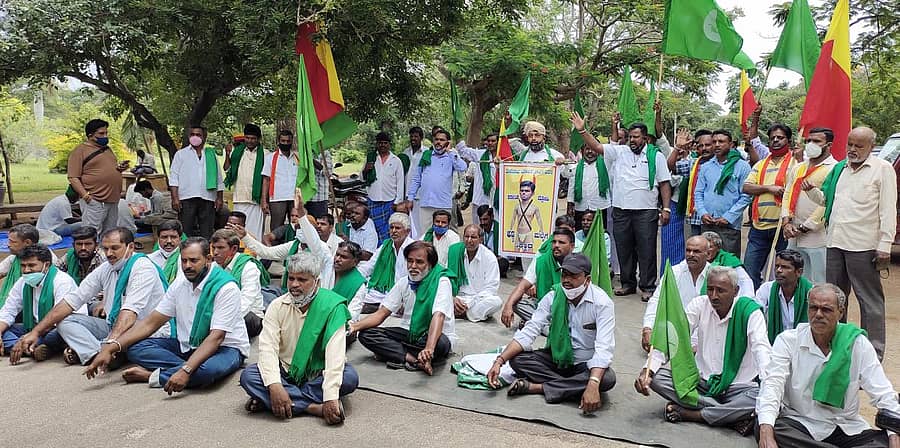 ಮೇಕೆದಾಟು ಅಣೆಕಟ್ಟೆ ಯೋಜನೆಯನ್ನು ವಿರೋಧಿಸುತ್ತಿರುವ ತಮಿಳುನಾಡಿನ ಕ್ರಮವನ್ನು ಖಂಡಿಸಿ ಸಾಮೂಹಿಕ ನಾಯಕತ್ವದಲ್ಲಿ ಕರ್ನಾಟಕ ರಾಜ್ಯ ರೈತ ಸಂಘ ಹಾಗೂ ಹಸಿರು ಸೇನೆ ಕಾರ್ಯಕರ್ತರು ಮೈಸೂರಿನ ಜಿಲ್ಲಾಧಿಕಾರಿ ಕಚೇರಿ ಎದುರು ಗುರುವಾರ ಪ್ರತಿಭಟನೆ ನಡೆಸಿದರು