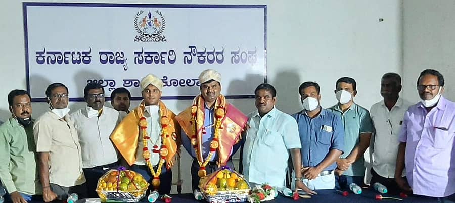 ಜಿಲ್ಲಾ ಸರ್ಕಾರಿ ನೌಕರರ ಸಂಘವು ಕೋಲಾರದಲ್ಲಿ ಗುರುವಾರ ಹಮ್ಮಿಕೊಂಡಿದ್ದ ಕಾರ್ಯಕ್ರಮದಲ್ಲಿ ನಿರ್ಗಮಿತ ಉಪ ವಿಭಾಗಾಧಿಕಾರಿ ಸೋಮಶೇಖರ್ ಹಾಗೂ ನೂತನ ಉಪ ವಿಭಾಗಾಧಿಕಾರಿ ಆನಂದ್ ಪ್ರಕಾಶ್ಮೀನಾ ಅವರನ್ನು ಸನ್ಮಾನಿಸಲಾಯಿತು