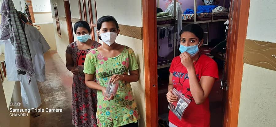 ಹಾಸನದ ನಿಸರ್ಗ ನರ್ಸಿಂಗ್ ಕಾಲೇಜಿನ ಸೋಂಕಿತ ವಿದ್ಯಾರ್ಥಿಗಳಿಗೆ ಔಷಧ ವಿತರಿಸಲಾಯಿತು.