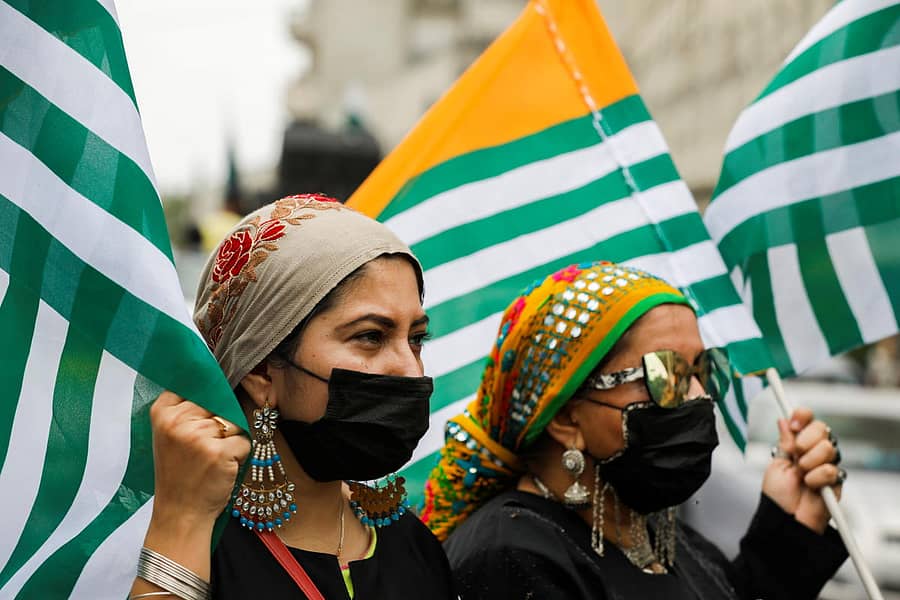 ಜಮ್ಮು–ಕಾಶ್ಮೀರಕ್ಕೆ ನೀಡಿದ್ದ ವಿಶೇಷ ಸ್ಥಾನಮಾನವನ್ನು ಭಾರತ ರದ್ದುಪಡಿಸಿರುವುದಕ್ಕೆ ಎರಡು ವರ್ಷಗಳು ತುಂಬಿದ ಕಾರಣ ಪಾಕಿಸ್ತಾನದ ಕರಾಚಿಯಲ್ಲಿ ಗುರುವಾರ ‘ಕಾಶ್ಮೀರದಲ್ಲಿ ಶೋಷಣೆ ದಿನ’ದ ಅಂಗವಾಗಿ ಹಮ್ಮಿಕೊಂಡಿದ್ದ ಪ್ರತಿಭಟನೆಯಲ್ಲಿ ಮಹಿಳೆಯರು ಪಾಲ್ಗೊಂಡಿದ್ದರು –ರಾಯಿಟರ್ಸ್ ಚಿತ್ರ