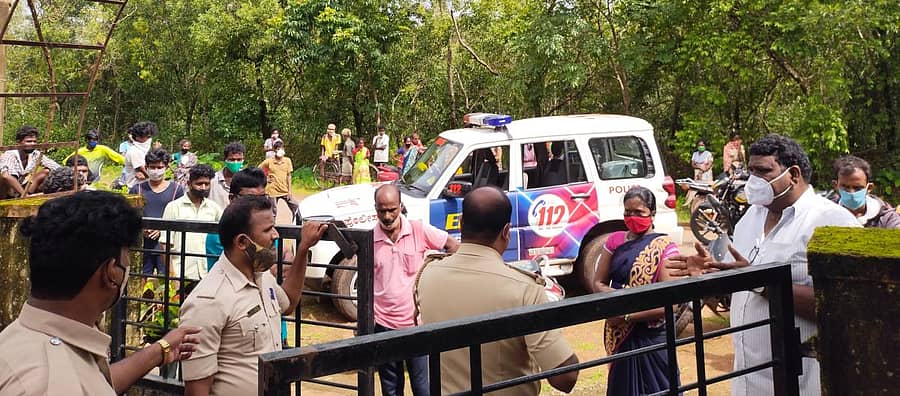 ಅಂಕೋಲಾ ತಾಲ್ಲೂಕಿನ ಶೆಟಗೇರಿಯ ಬಿ.ಸಿ.ಎಂ ವಸತಿ ನಿಲಯದಲ್ಲಿ ಕೋವಿಡ್ ಸೋಂಕಿತರಿಗೆ ಆರೈಕೆ ಕೇಂದ್ರ ತೆರೆದಿದ್ದನ್ನು ವಿರೋಧಿಸಿ ಸ್ಥಳೀಯರು ಗುರುವಾರ ವಸತಿನಿಲಯದ ಮುಂದೆ ಜಮಾಯಿಸಿ ಆಕ್ಷೇಪ ವ್ಯಕ್ತಪಡಿಸಿದರು