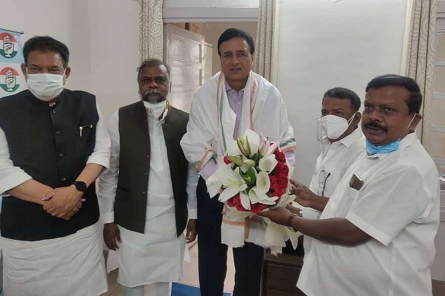 ಕಾಂಗ್ರೆಸ್ನ ಎಡಗೈ ಸಮುದಾಯದ ಮುಖಂಡರ ನಿಯೋಗ ಎಐಸಿಸಿ ಪ್ರಧಾನ ಕಾರ್ಯದರ್ಶಿ ಕೆ.ಸಿ.ವೇಣುಗೋಪಾಲ್, ರಾಜ್ಯ ಉಸ್ತುವಾರಿ ರಣದೀಪ್ ಸಿಂಗ್ ಸುರ್ಜೇವಾಲ ಅವರನ್ನು ದೆಹಲಿಯಲ್ಲಿ ಭೇಟಿಯಾಗಿ ಚರ್ಚೆ ನಡೆಸಿತು