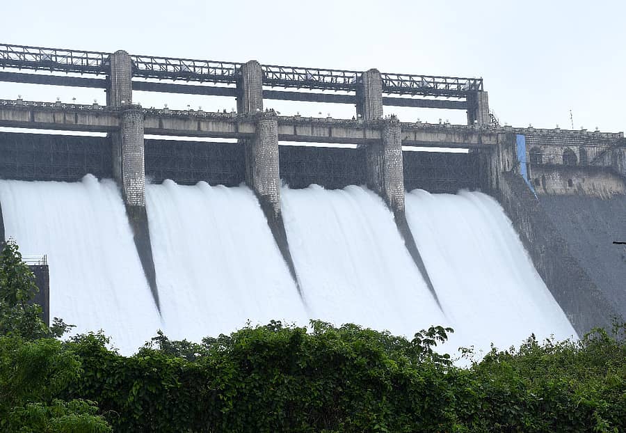 <div class="paragraphs"><p>ಭದ್ರಾ ಜಲಾಶಯದಿಂದ ತುಂಗಭದ್ರಾ ನದಿಗೆ ನೀರು ಬಿಡುಗಡೆ</p></div>