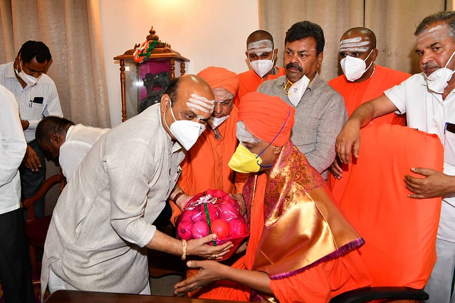 ಮುಖ್ಯಮಂತ್ರಿ ಬಸವರಾಜ ಬೊಮ್ಮಾಯಿ ಅವರು ಶುಕ್ರವಾರ ತುಮಕೂರಿನ ಸಿದ್ಧಗಂಗಾ ಮಠಕ್ಕೆ ಭೇಟಿ ನೀಡಿ ಸಿದ್ದಲಿಂಗ ಸ್ವಾಮೀಜಿಯವರ ಆಶೀರ್ವಾದ ಪಡೆದರು.