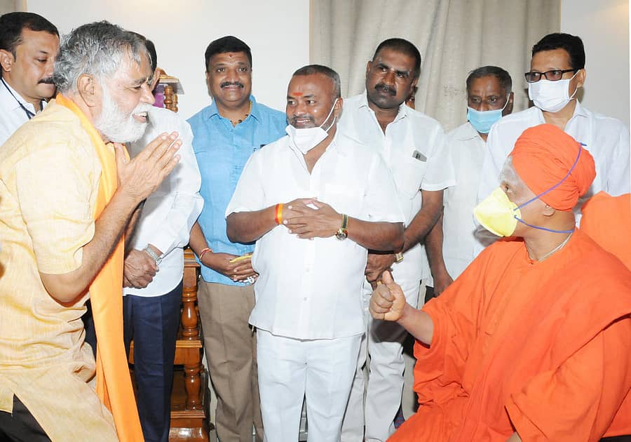 ತುಮಕೂರಿನಲ್ಲಿ ಸಚಿವ ಬಿ.ಸಿ.ನಾಗೇಶ್ ಅವರು ಸಿದ್ಧಲಿಂಗ ಸ್ವಾಮೀಜಿ ಭೇಟಿಯಾದರು