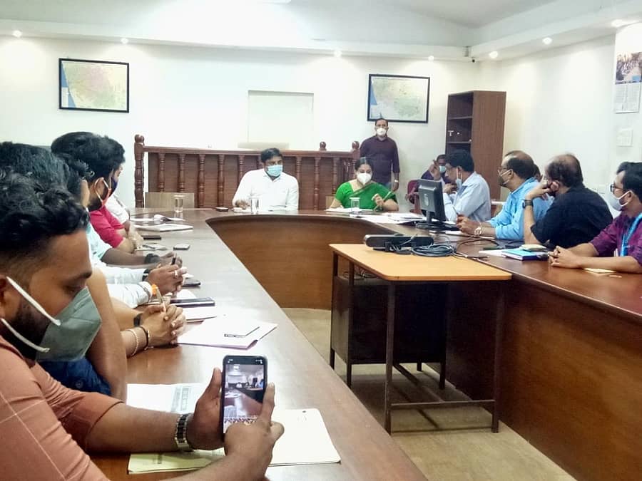 ಮಂಗಳೂರಿನಲ್ಲಿ ಗುರುವಾರ ನಡೆದ ಸಭೆಯಲ್ಲಿ ಜಿಲ್ಲಾಧಿಕಾರಿ ಡಾ.ಕೆ.ವಿ. ರಾಜೇಂದ್ರ ಮಾತನಾಡಿದರು.