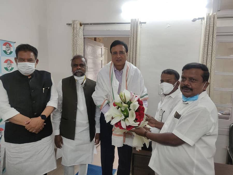 ಕಾಂಗ್ರೆಸ್ನ ರಾಜ್ಯ ಉಸ್ತುವಾರಿ ರಣದೀಪ್ಸಿಂಗ್ ಸುರ್ಜೇವಾಲಾ ಅವರನ್ನು ರಾಜ್ಯಸಭೆ ಸದಸ್ಯ ಡಾ.ಎಲ್.ಹನುಮಂತಯ್ಯ ಅವರು ಗುರುವಾರ ನವದೆಹಲಿಯಲ್ಲಿ ಗೌರವಿಸಿದರು. ಕೆ.ಬಿ.ಕೃಷ್ಣಮೂರ್ತಿ, ಎಚ್.ಆಂಜನೆಯ, ಆರ್.ಬಿ.ತಿಮ್ಮಾಪುರ ಚಿತ್ರದಲ್ಲಿದ್ದಾರೆ