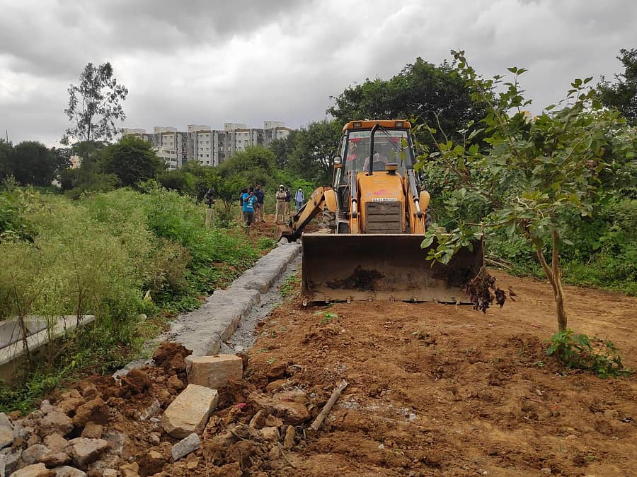 ಕೆಂಬತ್ತಹಳ್ಳಿ ಕೆರೆಯ ಜಾಗದಲ್ಲಿ ನಿರ್ಮಿಸಲಾಗುತ್ತಿದ್ದ ಆವರಣ ಗೋಡೆಯನ್ನು ಬಿಬಿಎಂಪಿ ಅಧಿಕಾರಿಗಳು ತೆರವುಗೊಳಿಸಿದರು