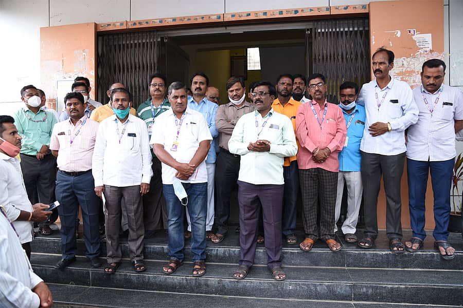 ವಿದ್ಯುಚ್ಛಕ್ತಿ ಕಾಯ್ದೆ ತಿದ್ದುಪಡಿ ವಿರೋಧಿಸಿದ ಕಲಬುರ್ಗಿಯ ಜೆಸ್ಕಾಂ ಕಚೇರಿ ಎದುರು ಗುರುವಾರ ಕರ್ನಾಟಕ ವಿದ್ಯುತ್ ಪ್ರಸರಣ ನಿಗಮ ನಿಯಮಿತದ ಅಧಿಕಾರಿಗಳು ಮತ್ತು ನೌಕರರ ಒಕ್ಕೂಟದಿಂದ ಪ್ರತಿಭಟನೆ ನಡೆಸಲಾಯಿತು