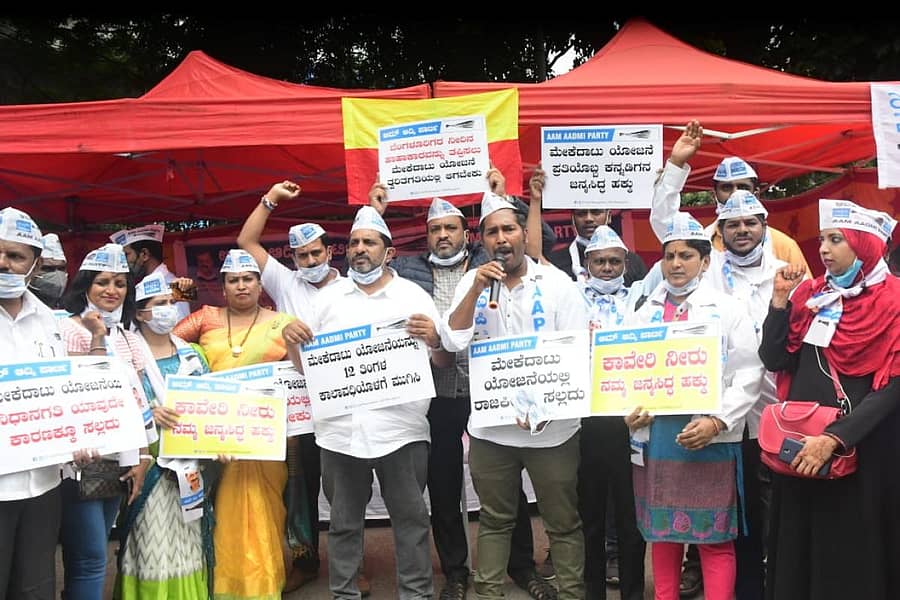 ಉಪವಾಸ ಸತ್ಯಾಗ್ರಹದಲ್ಲಿ ಪಾಲ್ಗೊಂಡು ಘೋಷಣೆ ಕೂಗುತ್ತಿರುವ ಎಎಪಿ ಕಾರ್ಯಕರ್ತರು. ಪಕ್ಷದ ರಾಜ್ಯ ಘಟಕದ ಅಧ್ಯಕ್ಷ ಪೃಥ್ವಿ ರೆಡ್ಡಿ, ನಗರ ಘಟಕದ ಅಧ್ಯಕ್ಷ ಮೋಹನ್‌ ದಾಸರಿ, ಮಾಧ್ಯಮ ಸಂಚಾಲಕ ಜಗದೀಶ್‌ ಸದಂ, ಮುಖಂಡರಾದ ಲಕ್ಷ್ಮೀಕಾಂತ ರಾವ್‌, ಉಷಾ ಮೋಹನ್‌, ಸುಹಾಸಿನಿ ಫಣಿರಾಜ್‌, ರಾಜಶೇಖರ ದೊಡ್ಡಣ್ಣ, ಸತೀಶ್‌, ಜೋತೀಶ್‌ಕುಮಾರ್‌, ಪ್ರಕಾಶ್‌ ನಾಗರಾಜ್‌ ಇದ್ದರು