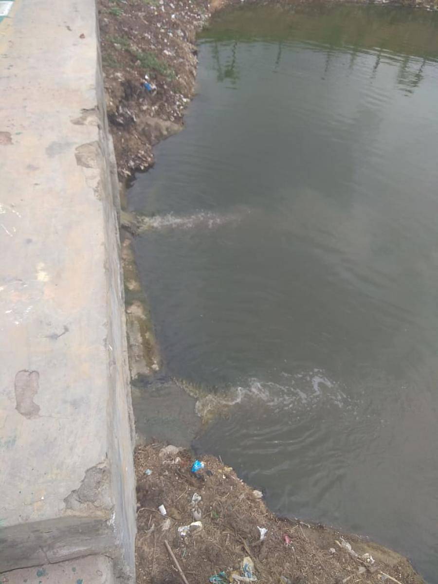 ಬಸವನಪುರ ಕೆರೆ ಒಡಲಿಗೆ ಒಳಚರಂಡಿಯ ಕೊಳಚೆ ನೀರು ಸೇರುತ್ತಿರುವುದು