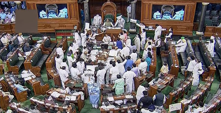 ಲೋಕಸಭೆಯಲ್ಲಿ ವಿರೋಧ ಪಕ್ಷದ ಸದಸ್ಯರು ಪೆಗಾಸಸ್ ವಿಷಯ ಪ್ರಸ್ತಾಪಿಸಿ ಸರ್ಕಾರದ ವಿರುದ್ಧ ಘೋಷಣೆಗಳನ್ನು ಕೂಗಿದರು –ಪಿಟಿಐ ಚಿತ್ರ