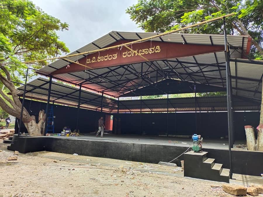 ಮೈಸೂರಿನ ರಂಗಾಯಣದ ಆವರಣದಲ್ಲಿ ನಿರ್ಮಿಸಿರುವ ಬಿ.ವಿ.ಕಾರಂತ ರಂಗ ಚಾವಡಿ