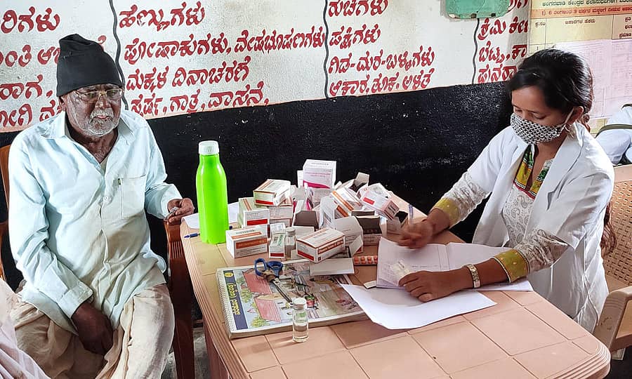 ಗಜೇಂದ್ರಗಡ ಸಮೀಪದ ದಿಂಡೂರ ಗ್ರಾಮದಲ್ಲಿ ಆರೋಗ್ಯ ಇಲಾಖೆ ಆರೋಗ್ಯ ತಪಾಸಣಾ ಕೇಂದ್ರ ತೆರೆದಿರುವುದು