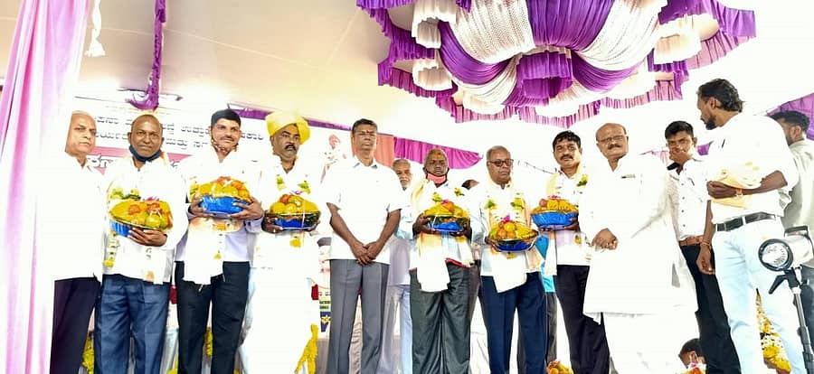 ಬೆಳಗಾವಿ ತಾಲ್ಲೂಕಿನ ಶಿಂದೊಳ್ಳಿಯಲ್ಲಿ ಶುಕ್ರವಾರ ನಡೆದ ಕಾರ್ಯಕ್ರಮದಲ್ಲಿ ಕುರಿ ಸಂಗೋಪನ ಮತ್ತು ಉಣ್ಣೆ ಉತ್ಪಾದಕರ ಸಹಕಾರಿ ಸಂಘಗಳ ಅಧ್ಯಕ್ಷರು, ಕಾರ್ಯದರ್ಶಿಗಳನ್ನು ಕೆಪಿಸಿಸಿ ಕಾರ್ಯಾಧ್ಯಕ್ಷ ಸತೀಶ ಜಾರಕಿಹೊಳಿ ಸತ್ಕರಿಸಿದರು