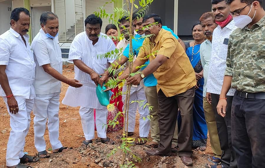 ಗಂಗಾವತಿ ತಾಲ್ಲೂಕಿನ 18 ಸಮಾಜಗಳ ವ್ಯಾಪಾರ ಮಳಿಗೆಗಳ ಉದ್ಘಾಟನಾ ಕಾರ್ಯಕ್ರಮವನ್ನು ಗಣ್ಯರು ಸಸಿ‌ ನೆಡುವ ಮೂಲಕ ನೆರವೇರಿಸಿದರು