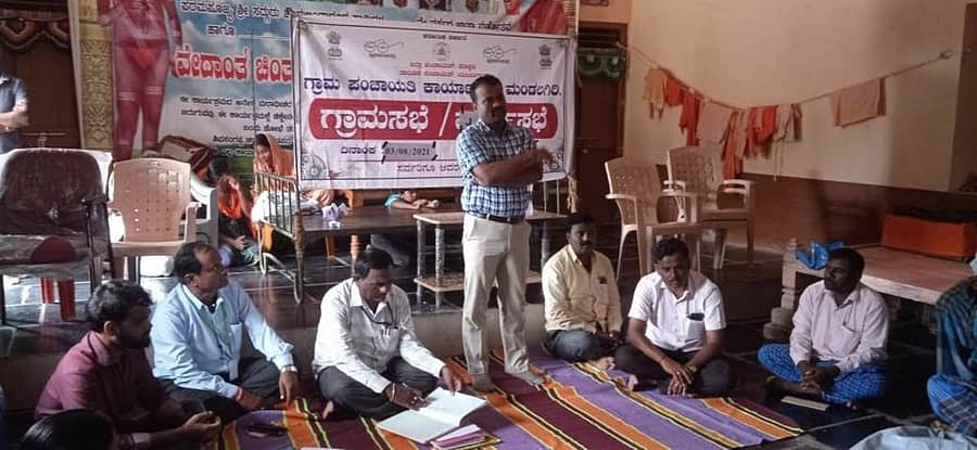  ಕುಕನೂರು ತಾಲ್ಲೂಕಿನ ಮಂಡಲಗೇರಿ ಗ್ರಾಮದಲ್ಲಿ ಬುಧವಾರ ನಡೆದ ಗ್ರಾಮ ಸಭೆಯಲ್ಲಿ ತಾಲ್ಲೂಕು ಪಂಚಾಯಿತಿ ಕಾರ್ಯನಿರ್ವಾಹಕ ಅಧಿಕಾರಿ ಸೋಮಶೇಖರ್ ಬಿರಾದಾರ್ ಮಾತನಾಡಿದರು 