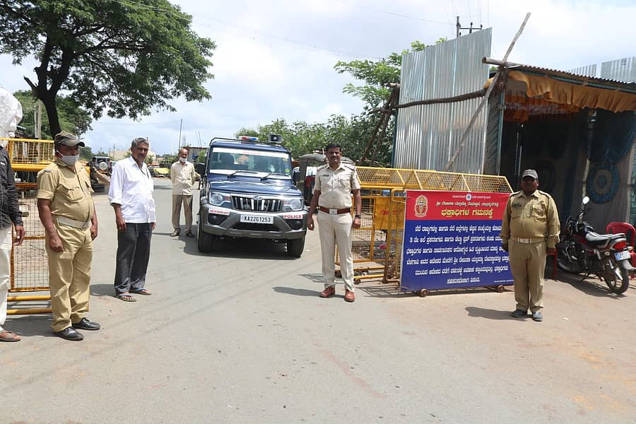 ಯಲ್ಲಮ್ಮನಗುಡ್ಡಕ್ಕೆ ಸಂಪರ್ಕ ಕಲ್ಪಿಸುವ ಸವದತ್ತಿ ರಸ್ತೆಯಲ್ಲಿ ಬ್ಯಾರಿಕೇಡ್ ಅಳವಡಿಸಿರುವುದನ್ನು ಪಿಎಸ್ಐ ಶಿವಾನಂದ ಗುಡಗನಟ್ಟಿ ಶುಕ್ರವಾರ ಪರಿಶೀಲಿಸಿದರು