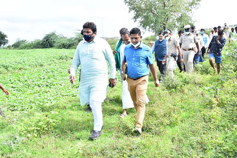 ಹಾವೇರಿ ಜಿಲ್ಲೆಯಲ್ಲಿ ಅತಿವೃಷ್ಟಿ ಮತ್ತು ನೆರೆಯಿಂದ ಹಾನಿಯಾದ ಕೃಷಿ ಜಮೀನುಗಳಿಗೆ ಸಚಿವ ಬಿ.ಸಿ.ಪಾಟೀಲ ಶುಕ್ರವಾರ ಭೇಟಿ ನೀಡಿ ಪರಿಶೀಲನೆ ನಡೆಸಿದರು