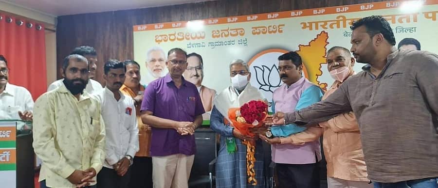 ಬೆಳಗಾವಿಯಲ್ಲಿ ಬಿಜೆಪಿ ಕಚೇರಿಗೆ ಶುಕ್ರವಾರ ಭೇಟಿ ನೀಡಿದ ಸಚಿವ ಗೋವಿಂದ ಕಾರಜೋಳ ಅವರನ್ನು ಗ್ರಾಮಾಂತರ ಜಿಲ್ಲಾ ಘಟಕದ ಅಧ್ಯಕ್ಷ ಸಂಜಯ ಪಾಟೀಲ ಮತ್ತು ಪದಾಧಿಕಾರಿಗಳು ಸತ್ಕರಿಸಿದರು