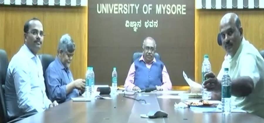 ಮೈಸೂರು ವಿಶ್ವವಿದ್ಯಾನಿಲಯದ ಸಾರ್ವಜನಿಕ ಆಡಳಿತ ಮತ್ತು ರಾಜ್ಯಶಾಸ್ತ್ರ ವಿಭಾಗದ ವತಿಯಿಂದ ಶುಕ್ರವಾರ ಆಯೋಜಿಸಿದ್ದ ‘ಕೃಷಿ ನೀತಿ ಮತ್ತು ಸಮಕಾಲೀನ ಕೃಷಿ ಬಿಕ್ಕಟ್ಟು’ ಎಂಬ ವೆಬಿನಾರ್ ಕಾರ್ಯಕ್ರಮದಲ್ಲಿ ಪ್ರೊ.ಜಿ.ಹೇಮಂತ್ಕುಮಾರ್, ಪ್ರೊ.ಮುಜಾಫರ್ ಅಸಾದಿ, ಸಿ.ಎಲ್. ಸೋಮಶೇಖರ್, ಪ್ರವೀಣ್ ಕುಮಾರ್ ಮೆಲ್ಲಳ್ಳಿ ಇದ್ದರು